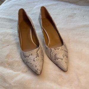 Naturalizer White and Gray Snakeskin Pumps Size 10.5